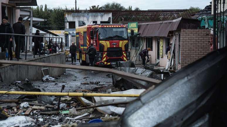 Bombeiros foram chamados a um bairro atacado com mísseis russos na terça-feira, em Mykolaiv, na Ucrânia