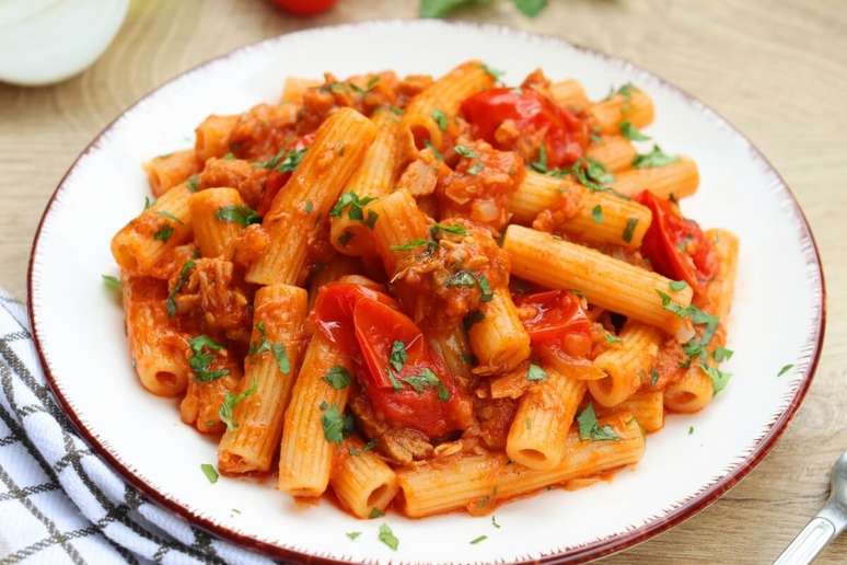 Macarrão com atum e molho de tomate 