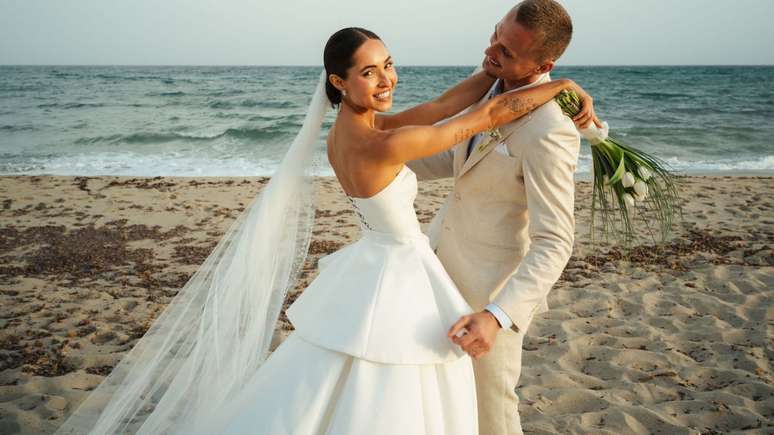 Imagem ilustrativa de casamento na praia