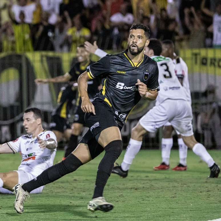 Heliardo comemora o gol do Volta Redonda na ida. 