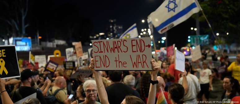 Manifestantes em Tel Aviv pedem fim do conflito entre Israel e Hamas após a morte de Yahya Sinwar