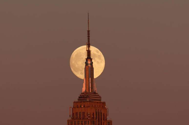 Superlua surgindo atrás do Empire State, em Nova York