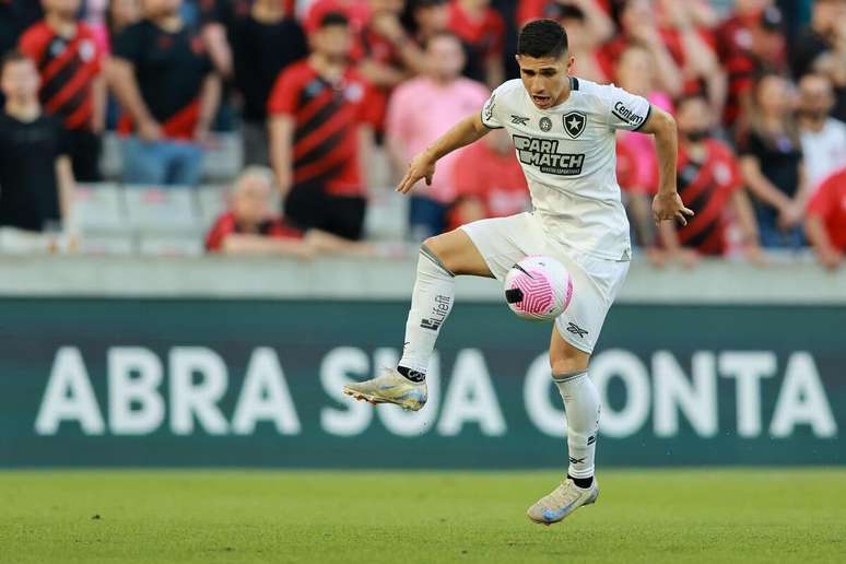 Jefferson Savarino (Botafogo) durante jogo contra o Athletico-PR, no dia 05.10.2024