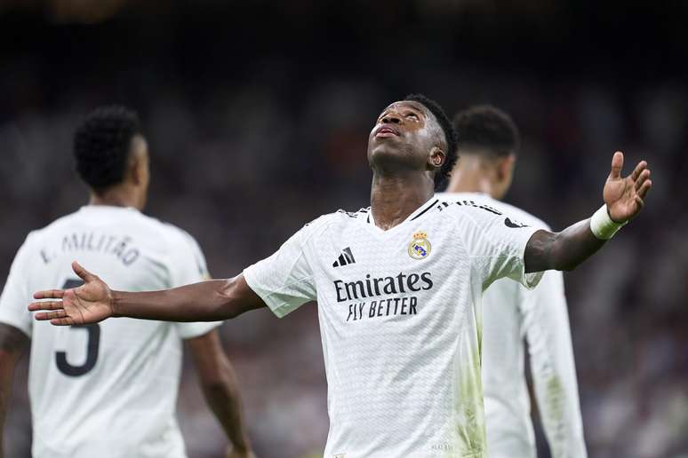 Vinicius Junior, do Real Madrid, comemora após marcar um gol pelo seu time durante uma partida da EA Sports LaLiga. 