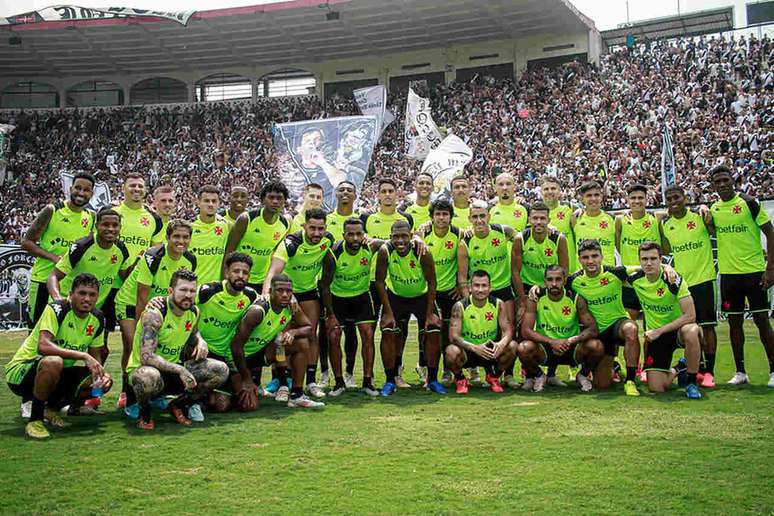 Time do Vasco posa para foto com torcedores ao fundo após treino de abertura em São Januário -