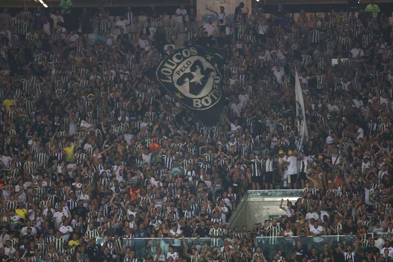 Torcida do Botafogo na partida contra o Fluminense 