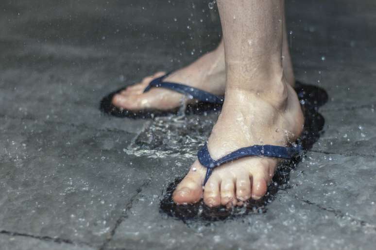 ¿Te duchas descalzo o con chanclas? ¡El experto responde!