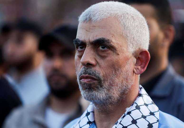 O líder do Hamas, Yahya Sinwar, observa apoiadores palestinos do Hamas em manifestação contra Israel na Cidade de Gaza 1º/10/2022