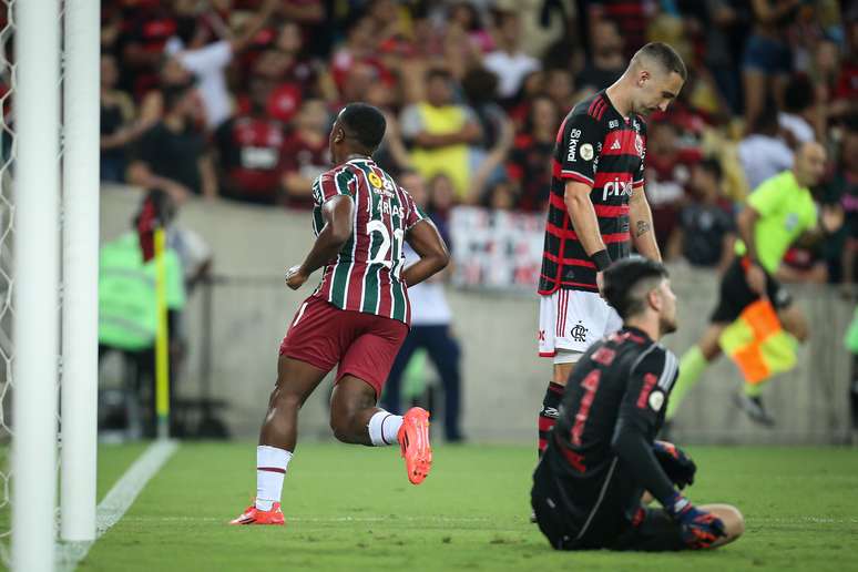 Fluminense leva melhor no clássico e foge da zona