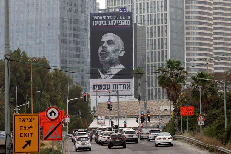 Um outdoor com a foto de Sinwar, em Tel Aviv, pede aos israelenses que se unam contra seu inimigo mais procurado