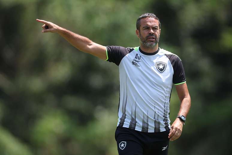 Técnico Artur Jorge no treino no Botafogo 