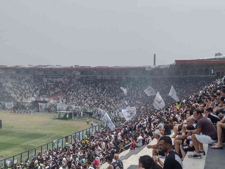 Torcida do Vasco comparece e apoia equipe –