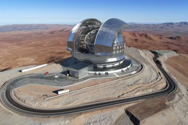 Ilustração do Extremely Large Telescope (ELT), atualmente em construção no topo de uma montanha no Deserto do Atacama, Chile: espelho principal será o maior em operação no mundo, permitindo aos astrônomos ver mais longe e com mais nitidez do que os telescópios atuais ESO, CC BY