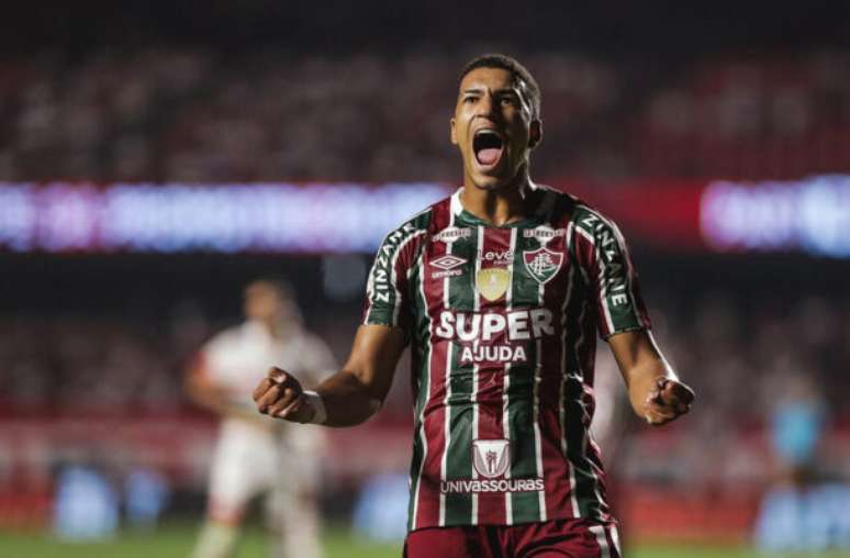 Kauã Elias no banco comemorando vitória do Fluminense –