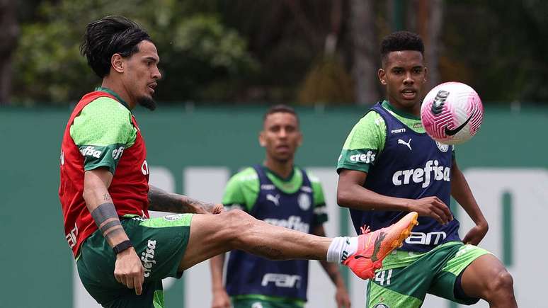 Gustavo Gómez e Estêvão no treino desta sexta-feira na Academia de Futebol –