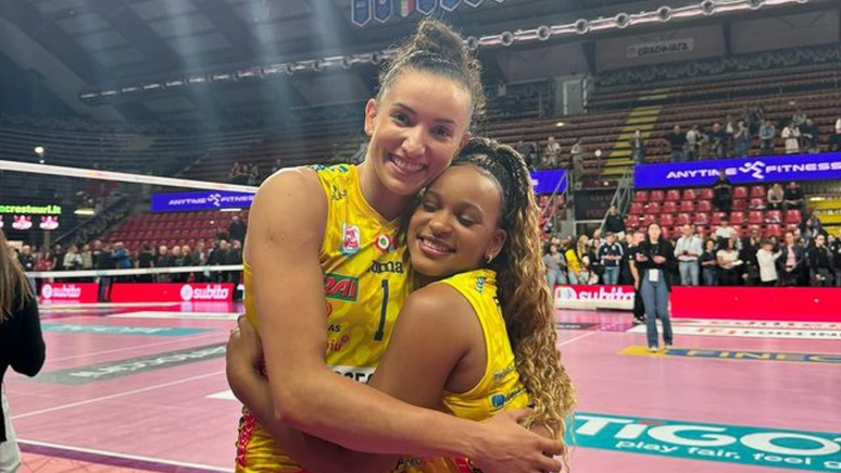 As atletas posaram para fotos após jogo de vôlei na Itália