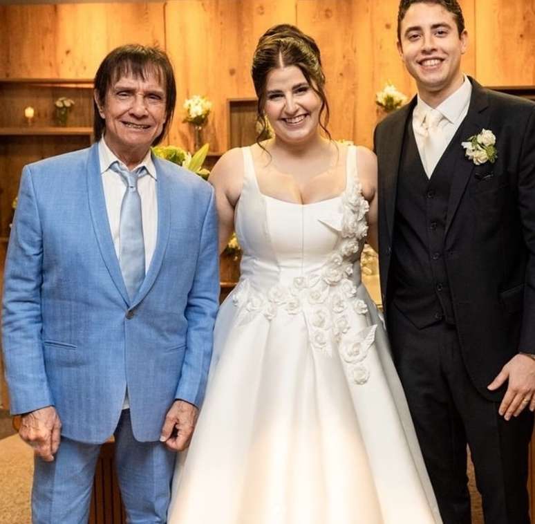 A elegância do cantor, sua neta e o marido dela na cerimônia de casamento