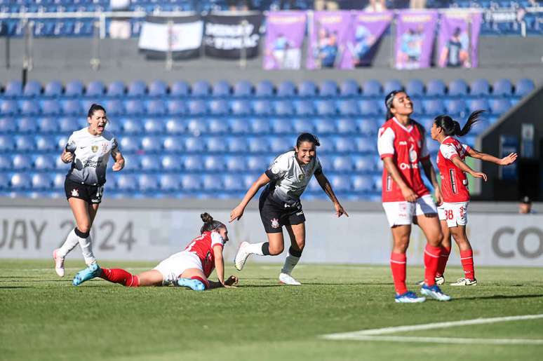 Vic Albuquerque corre para celebrar el primer gol del Corinthians.