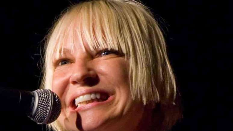 Sia &eacute; conhecida por hits da m&uacute;sica pop como "Chandelier"