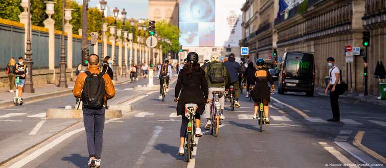 Número crescente de ciclistas gera disputa com automóveis por espaço nas ruas de Paris