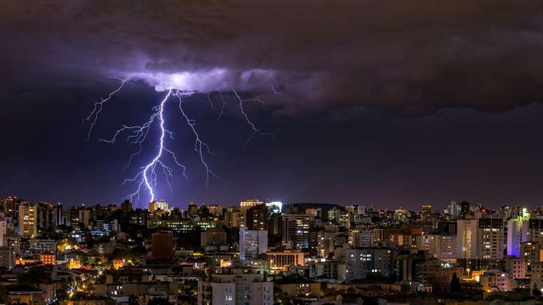 Relâmpagos são a luz emitida pelo plasma formado no ar por um raio