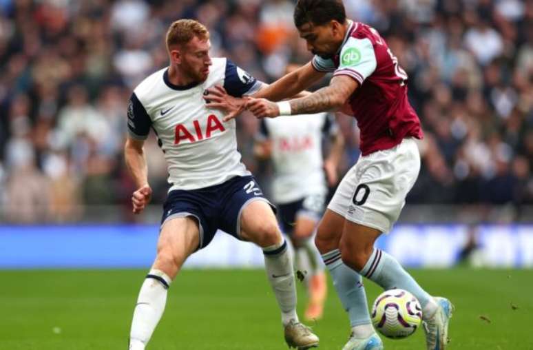 Son comemora o seu gol, o quarto no 4 a 1 do Tottenham sobre o West Ham. 