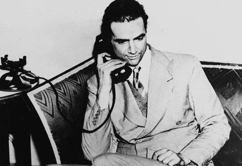 O primeiro trabalho de Chouinard foi para Howard Hughes, empresário bilionário, magnata, engenheiro autodidata, aviador, produtor e diretor de cinema