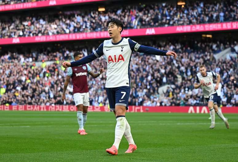 Son comemora seu gol, o quarto na vitória do Tottenham por 4 a 1 sobre o West Ham. 