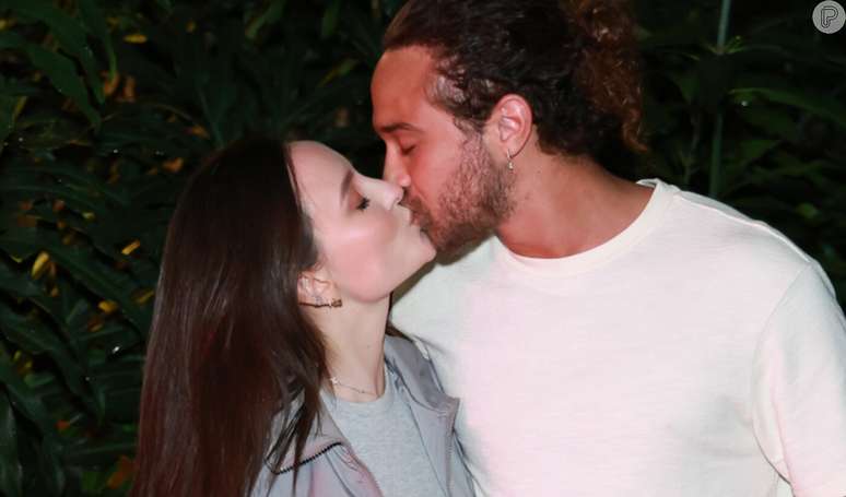 Larissa Manoela trocou beijo com André Luiz Frambach na festa de José Loreto; atores se casaram no final de 2023.