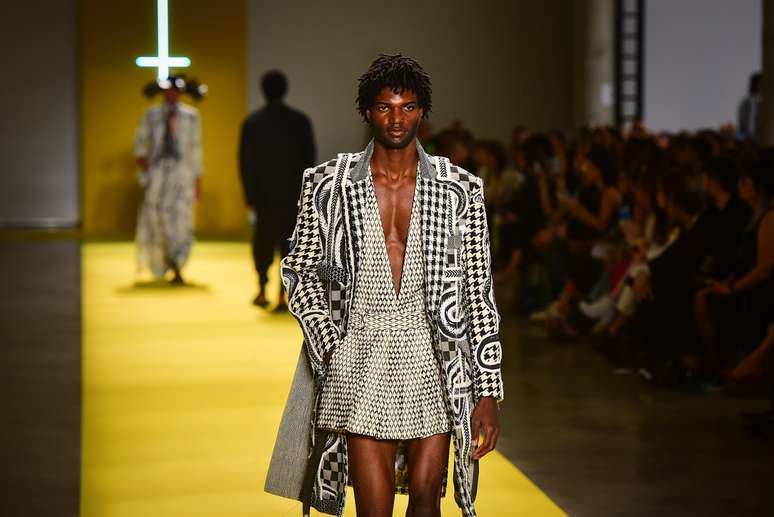 Minissaia masculina no desfile de João Pimenta 