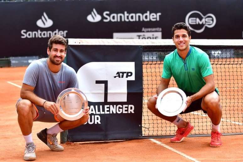 Orlando Luz e Mateus Alves com o troféu 