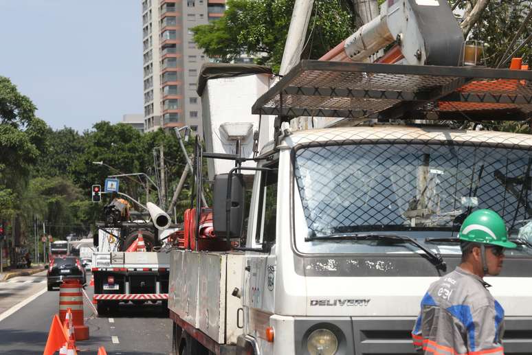 Teams arbeiten am 17. Oktober 2024 an der Wartung von Kabeln und Masten auf der Avenida Vereador José Diniz in São Paulo.