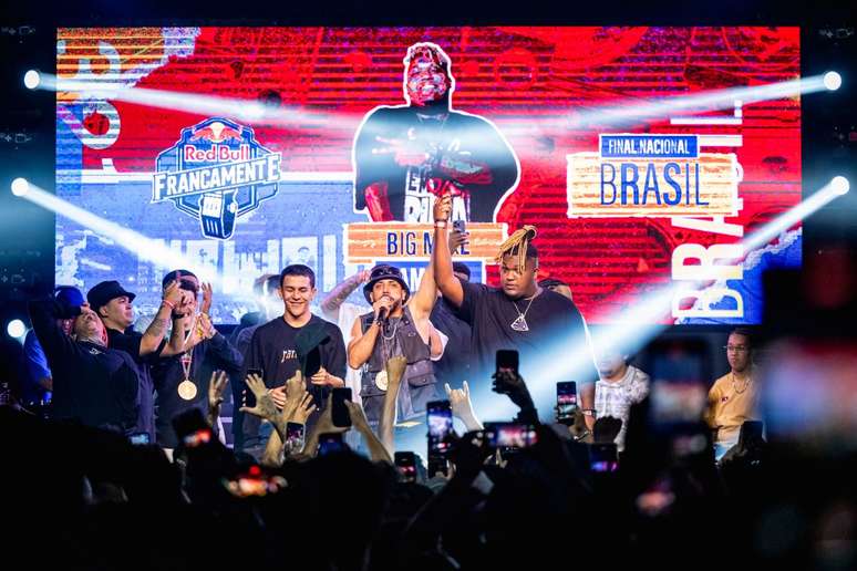 Bob 13 levanta o braço de Big Mike, campeão. Ao lado, Tonhão, segundo lugar, e outros participantes em São Paulo.