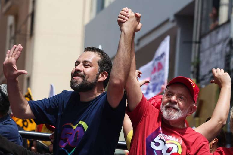 Guilherme Boulos recebeu o presidente Lula em ato de campanha na véspera do primeiro turno da eleição municipal em São Paulo