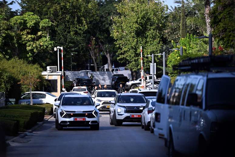 Membros da segurança ocupam rua de Cesareia, após ataque de drone vindo do Líbano, em meio às hostilidades entre o Hezbollah e Israel. Foto de 19 de outubro de 2024