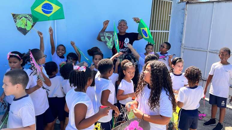 Projeto Pipa nas Escolas e nas Comunidades tem um critério: precisa saber tabuada. Quem responde certo, ganha pipa e linha.