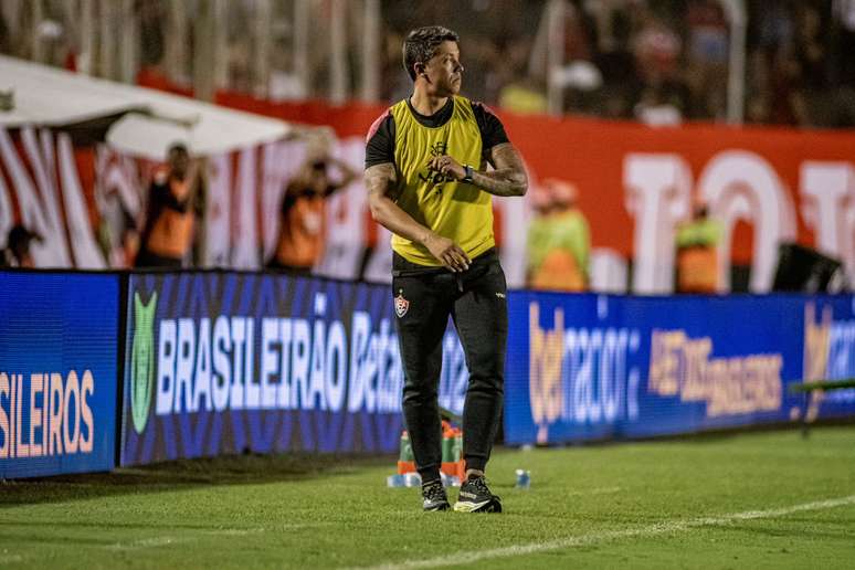 Thiago Carpini em jogo diante do Bragantino