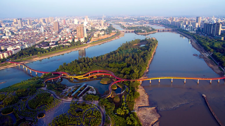 O Parque Yanweizhou, em Jinhua, na China, inclui um banco em forma de terraços de arroz onde foram plantadas gramíneas que podem se adaptar a ambientes subaquáticos e reduzir as enchentes