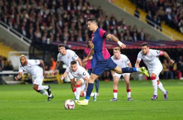 El Barcelona derrotó al Sevilla con un triunfo y mantuvo el liderato