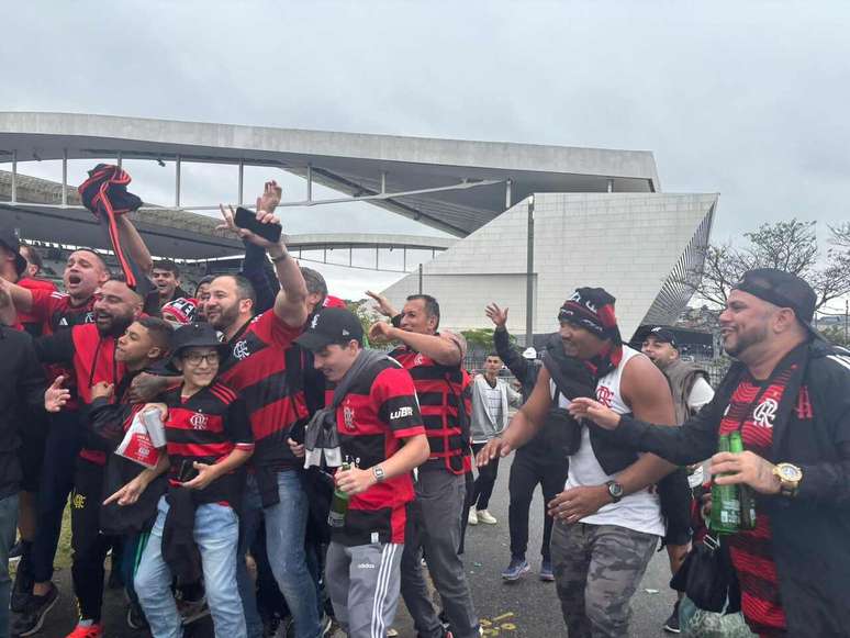 Rubro-Negros marcam presença na Neo Química. Torcida esgotou os ingressos para visitantes.