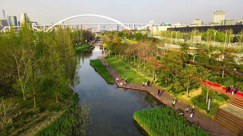 O Parque Houtan em Xangai, na China, foi construído em um local antes poluído. Ele também possui terraços similares aos das plantações de arroz e ajuda a purificar a água