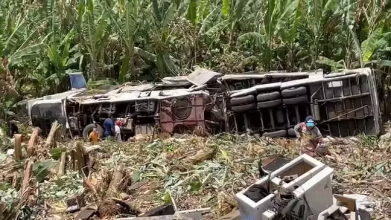 Acidente com trio elétrico deixa três pessoas mortas