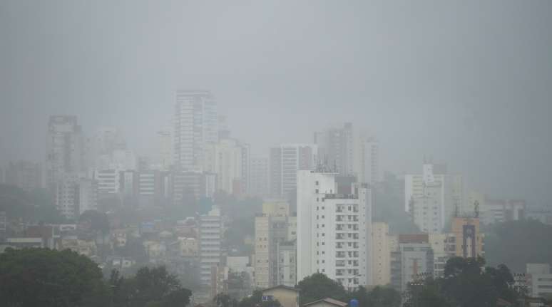 Vista da garoa na região dos bairros da Lapa e Pompeia, zona oeste de São Paulo, no sábado (19)