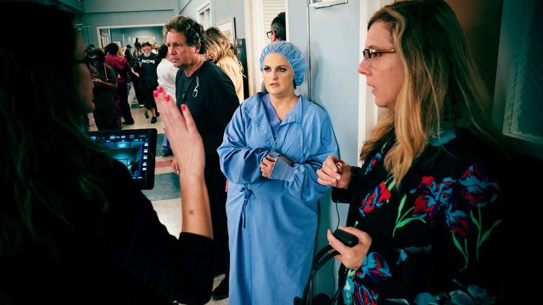 Elisabeth Finch no set de "Grey's Anatomy"