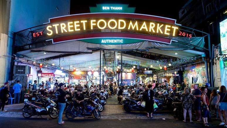 O mercado de Bến Thành é um dos pontos turísticos mais populares de Ho Chi Minh