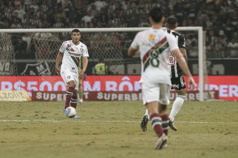 Thiago Silva en acción contra el Atlético –