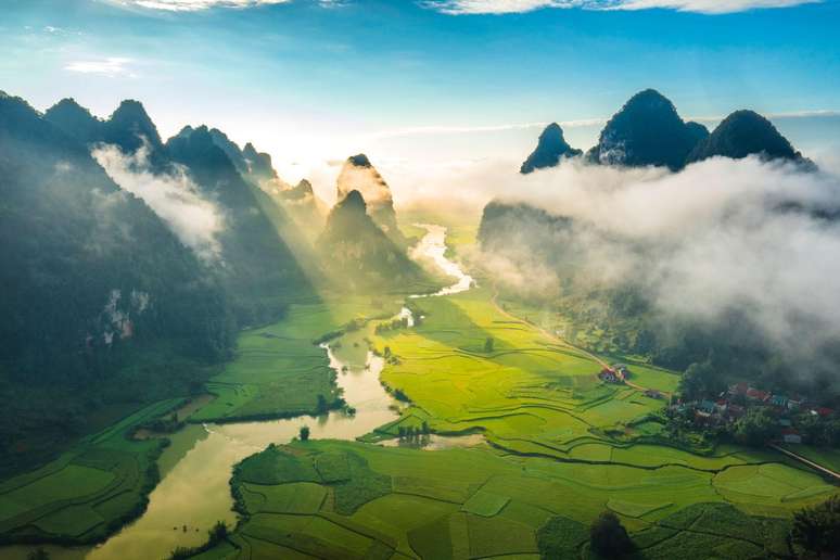 O vale onde fica NinhBinh é repleto de belíssimos campos de arro