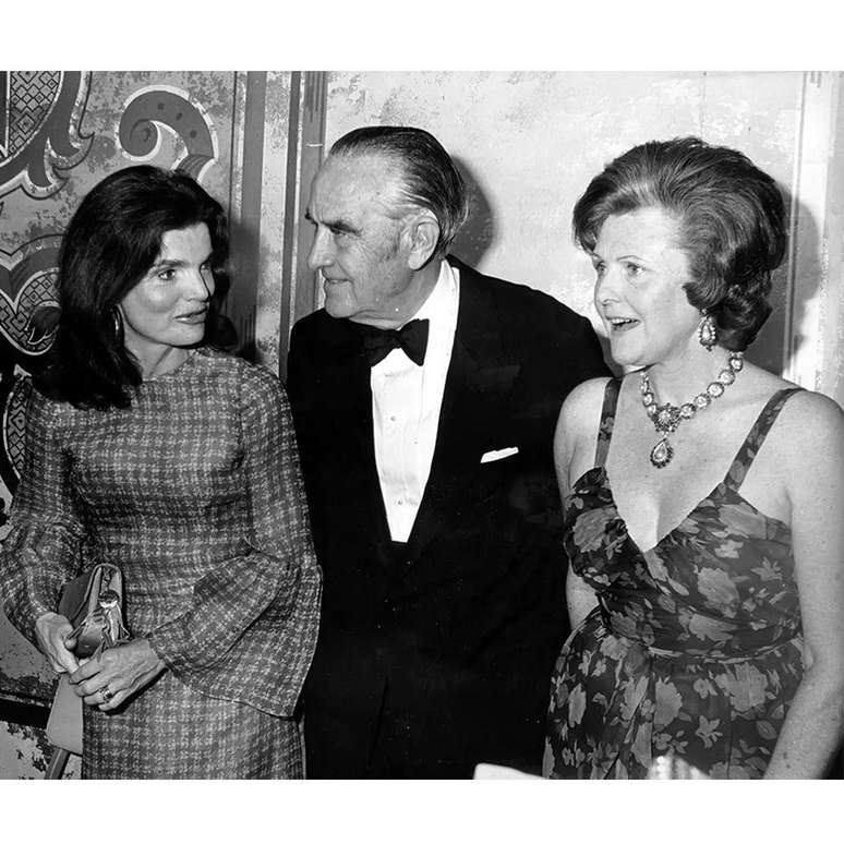 Pamela Harriman, com seu marido Averell e Jacqueline Kennedy Onassis (1929-1994). Nos anos 1970, ela estava no centro da elite social de Nova York