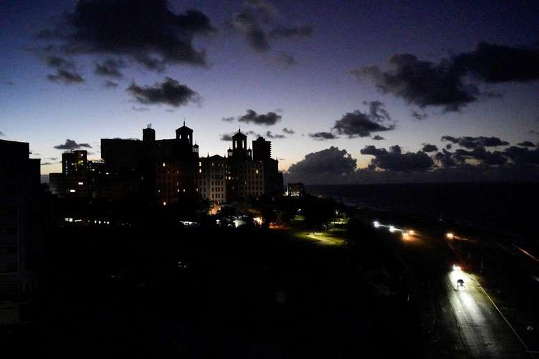 Carros passam em frente ao Hotel Nacional, em Havana, com tudo às escuras