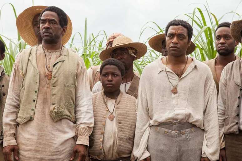 “Doze Anos de Escravidão” retrata a vida de Solomon Northup, um homem negro livre que é sequestrado e vendido como escravo 